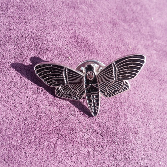 Accessories - 𖤐 Deaths Head Moth Enamel Pin 𖤐